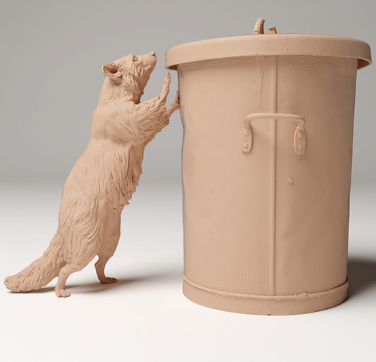 Vor Mülltonne stehender Waschbär von Animal den miniatures