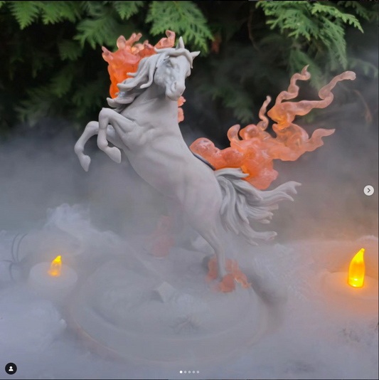 Feuerpferd Belial, mit transparent orangenen Flammen von Vulcan forge miniatures
