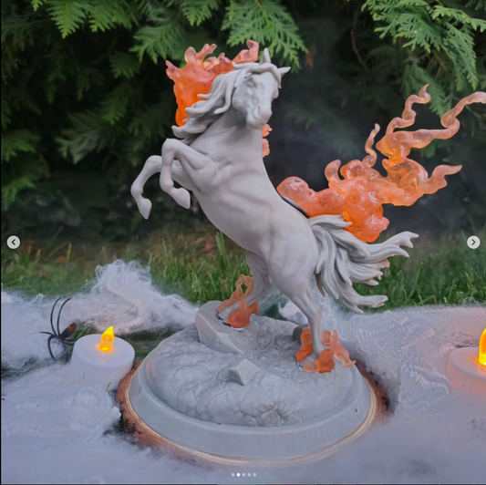 Cheval de feu Belial, avec des flammes orange transparentes par Vulcan forge miniatures