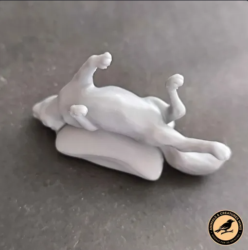 Katze liegt auf Kissen von Animals and Creatures minis als 3D Druck