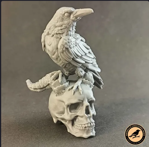 Rabe sitzt auf Totenkopf von Animals and Creatures minis