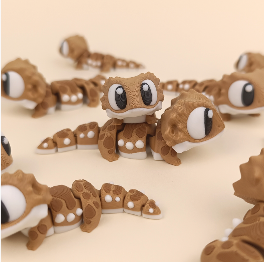 Flexi Geckos with accessories from GOB3D / colorful FDM print