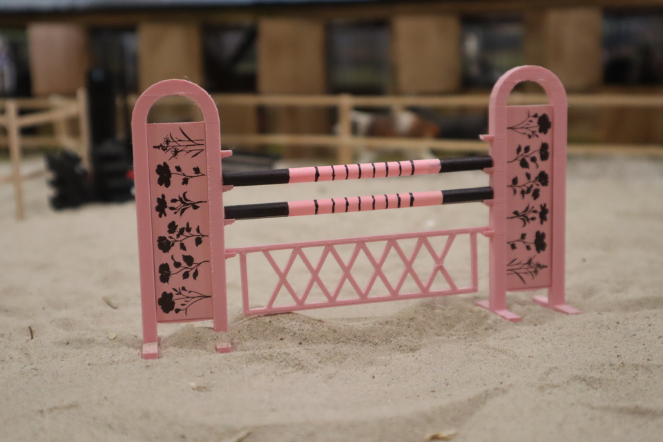 Ein rosa farbener Sprung für Modellpferde