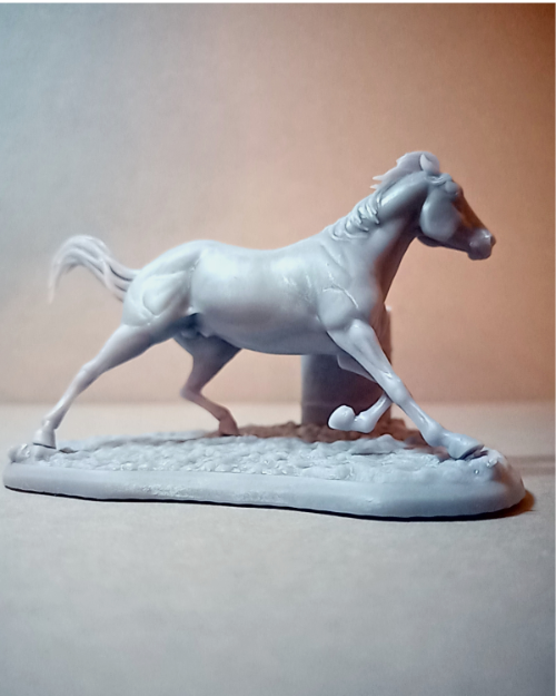 Ranger von Bexbee Studios Rodepferd 3D Druck rennt um eine Tonne mit Stehbasis 