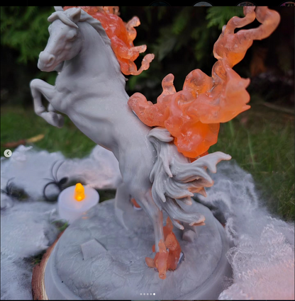 Cheval de feu Belial, avec des flammes orange transparentes par Vulcan forge miniatures