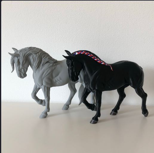 Cheval de trait de Carola Funder / La version à crinière tressée