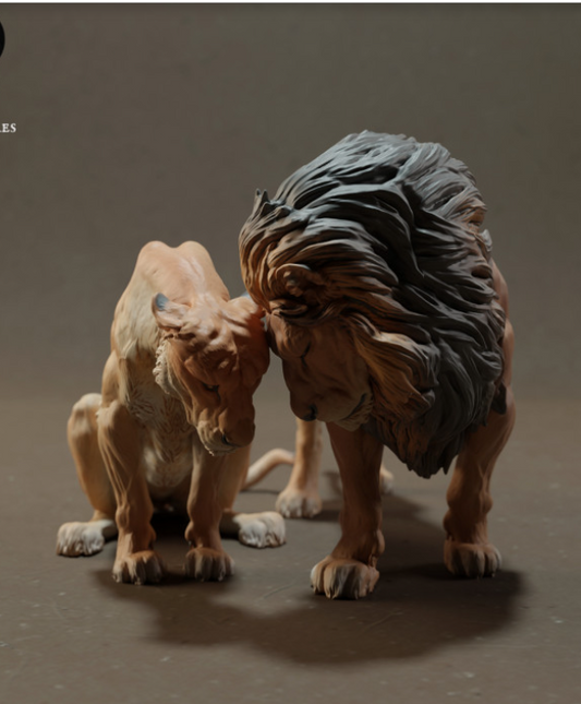 Un lion câline une lionne d'Animal Den Miniatures