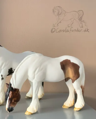 Grasende Irish Cob Stute "Margot" von Carola Funder als Modellpferd