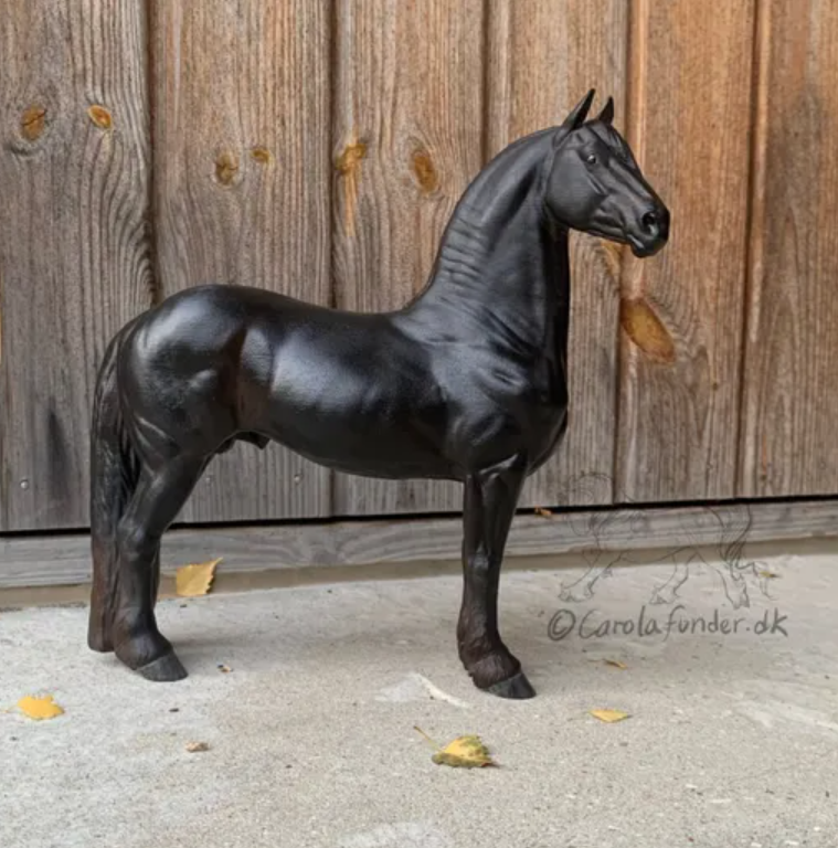 Friesenhengst "Shadow" / unbemaltes Resin Modellpferd