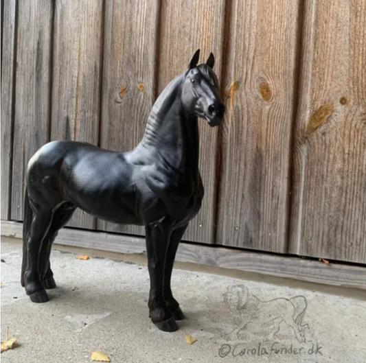 Friesenhengst "Shadow" / unbemaltes Resin Modellpferd