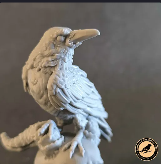 Rabe sitzt auf Totenkopf von Animals and Creatures minis