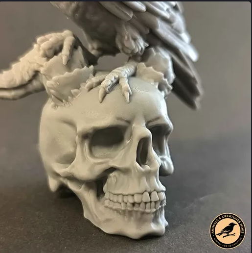 Rabe sitzt auf Totenkopf von Animals and Creatures minis