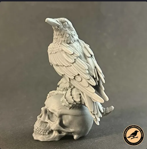 Rabe sitzt auf Totenkopf von Animals and Creatures minis