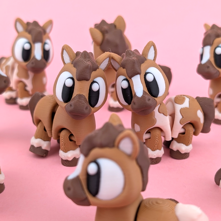 Flexi horses with accessories from GOB3D / colorful FDM print